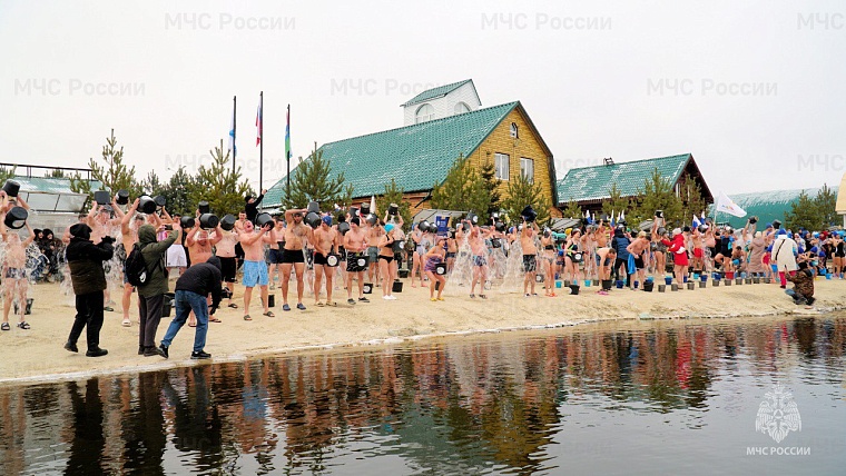 В Тюмени прошел «День моржа» с массовым обливанием холодной водой