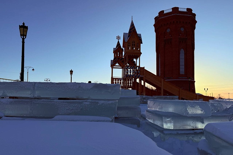 На Красной площади Тобольска начали строить ледовый городок