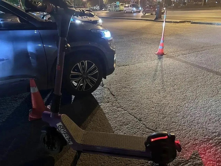 В Тюмени две школьницы на прокатном электросамокате врезались в «Чери»