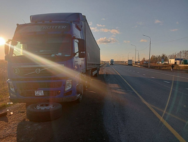 На трассе Тюмень-Омск от оторвавшегося колеса погиб житель Чеченской республики