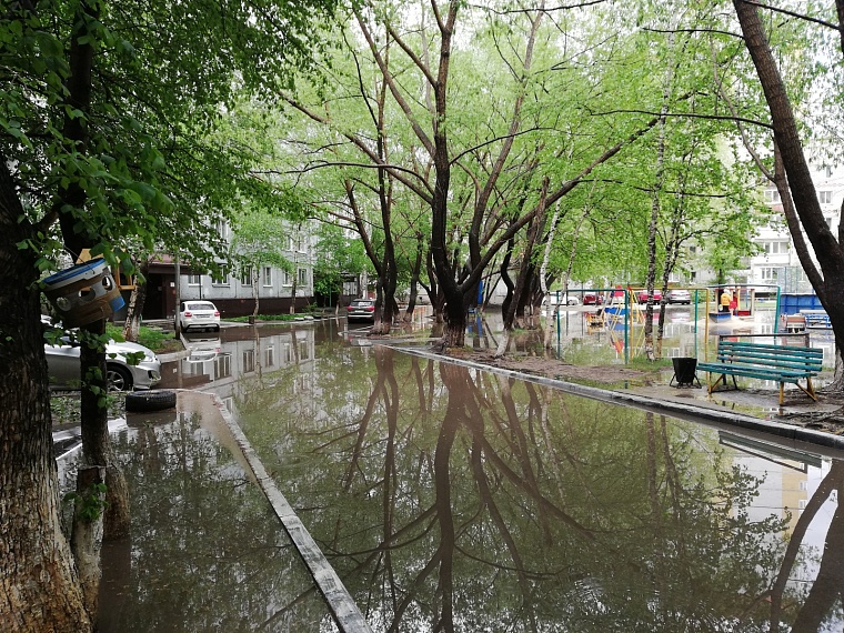 После дождя: тюменцы могут сообщить места, где нужно откачать лужи