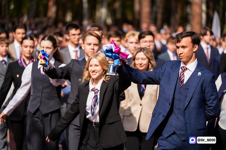 Александр Моор поздравил учеников и педагогов физматшколы с началом учебного года