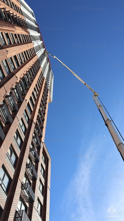 В Тюмени тушили условный пожар на 100-метровой высоте