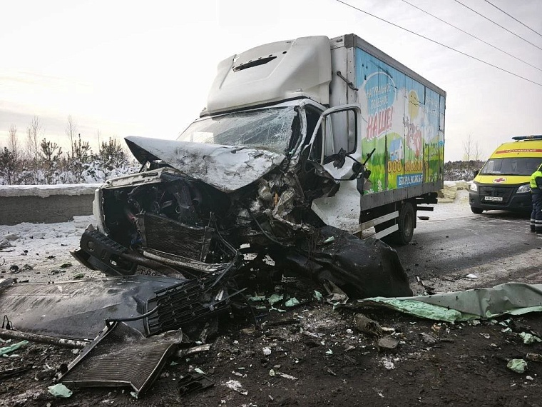 Подробности массового ДТП на дороге Тюмень - Боровский - Богандинский: одного водителя пытаются спасти