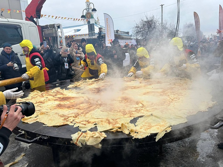 Рецепты с изюминкой: в Ялуторовске пекари сошлись в битве гигантских блинов