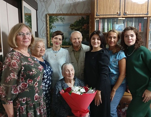 В Тобольске труженица тыла Любовь Главатских получила поздравления со 100-летием от президента и губернатора