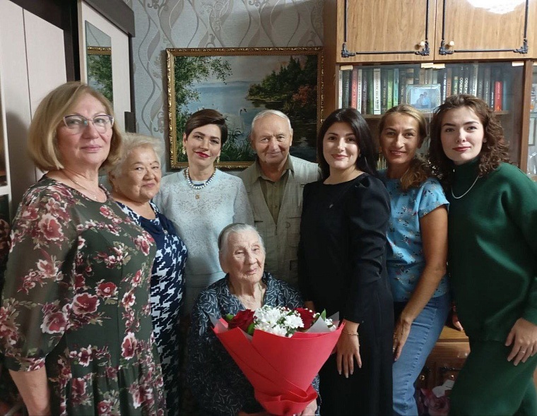 В Тобольске труженица тыла Любовь Главатских получила поздравления со 100-летием от президента и губернатора