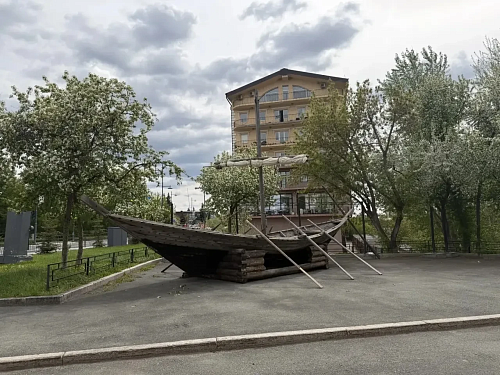 У истоков Тюмени перед ее 440-летием установили дощаник