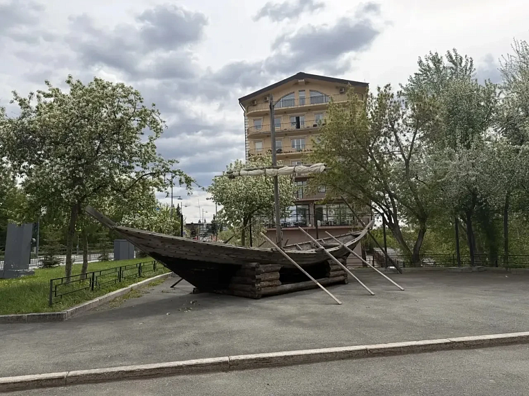 У истоков Тюмени перед ее 440-летием установили дощаник