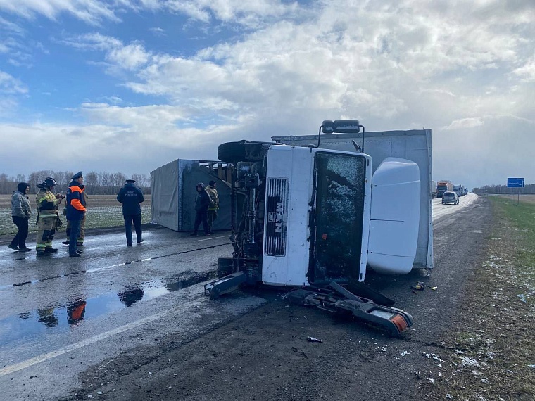 Под Заводоуковском порыв ветра опрокинул грузовик с пенопластом