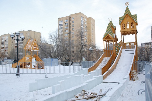 На площади 400-летия Тюмени начали строить ледовый городок