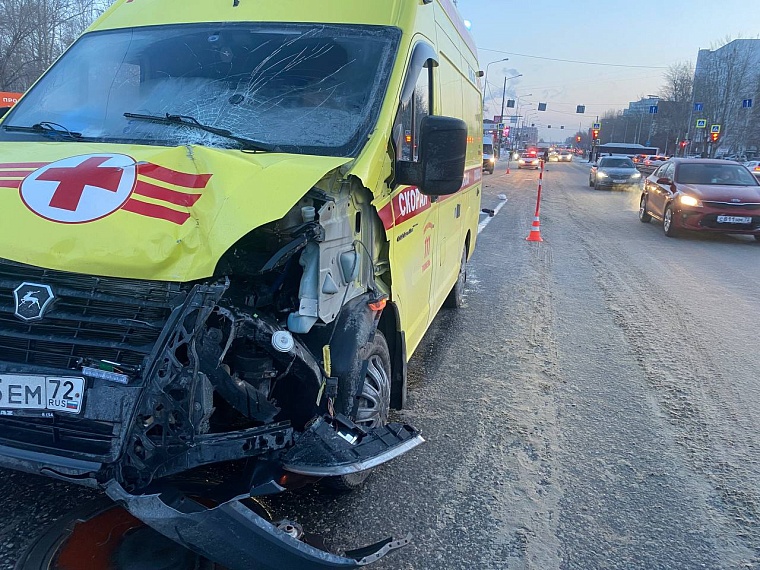 В Тюмени пешеход погиб под колесами скорой помощи