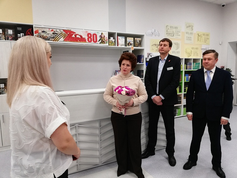 Тюменские депутаты оценили библиотеку новой гимназии №4