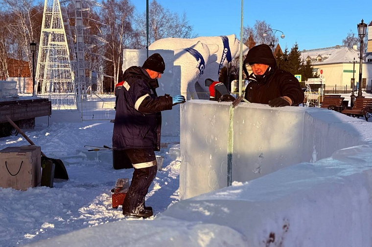 На Красной площади Тобольска начали строить ледовый городок