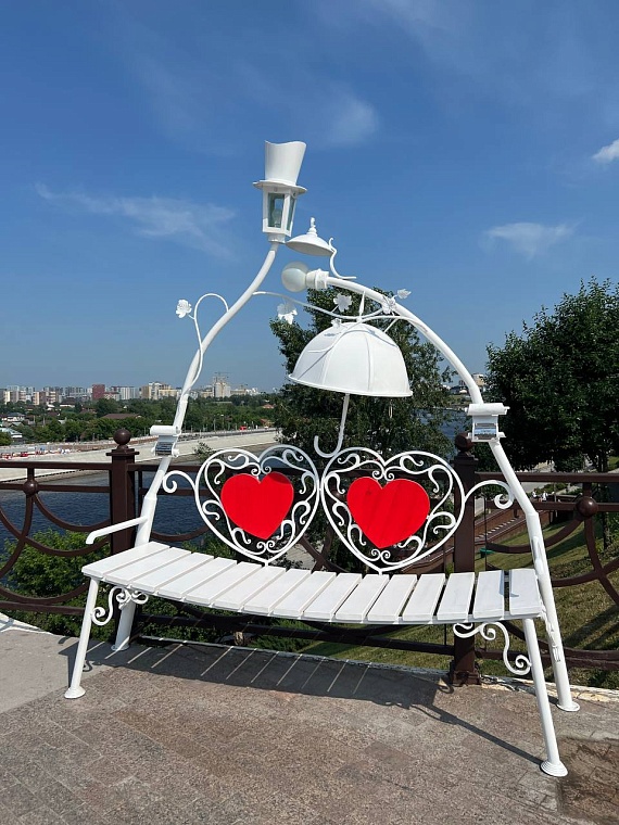 На мосту Влюбленных в Тюмени установили новую скамью примирения