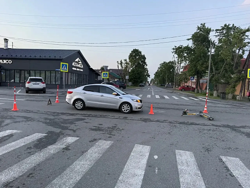 В Тюмени две школьницы попали в ДТП на прокатном электросамокате