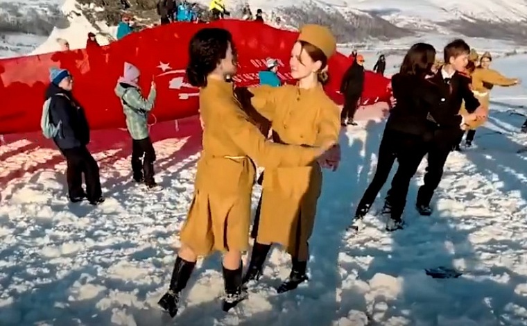 Ямальцы станцевали вальс Победы на вершине горы Ламба-Пэ