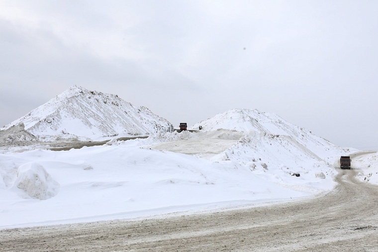 Гора снега на полигоне в Тюмени достигла 30-метровой высоты