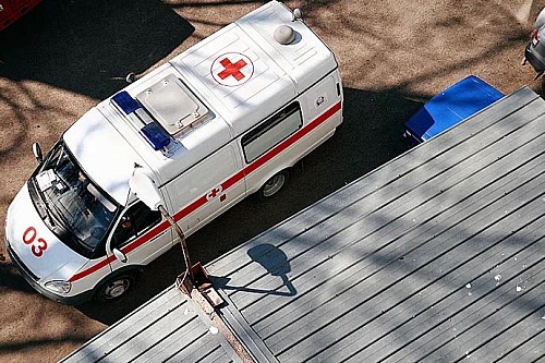 Тюменский сторож избил собутыльницу за оскорбления и вызвал скорую только через сутки