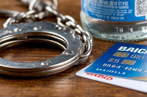 В Ялуторовске пенсионер нашел банковскую карту и пошел за выпивкой