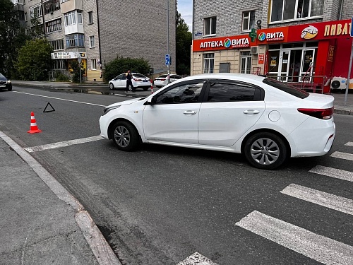 На улице Таллинской в Тюмени студент попал под машину, переходя дорогу на зеленый сигнал светофора