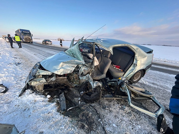 В районе Ялуторовска в дорожной аварии погибла беременная мать двоих детей
