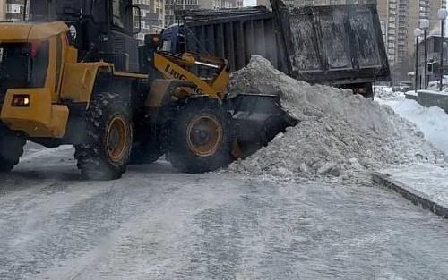 В Тюмени снегоуборочный трактор сбил подростка