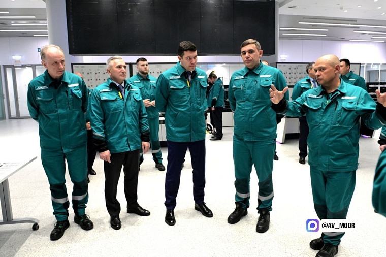Александр Моор и Антон Алиханов посетили промышленную площадку в Тобольске