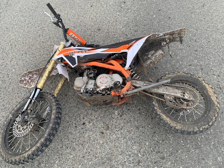 В Тюменском районе 14-летний подросток на питбайке врезался в легковой автомобиль