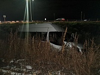 Водитель погиб: на автодороге под Тюменью в кювет съехал "Форд Транзит"