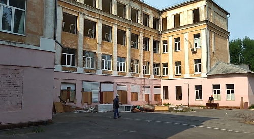 В Тюмени начали сносить старую школу на ул. Красных Зорь