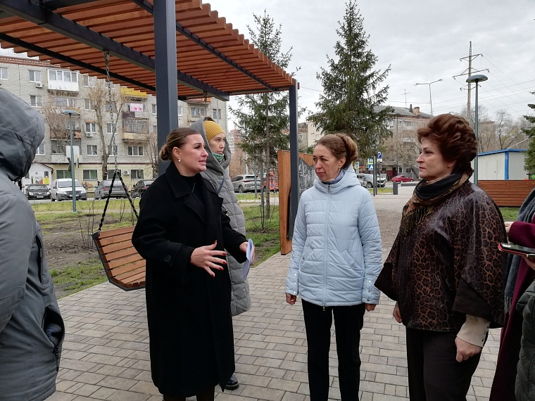 Визитная карточка района: тюменские депутаты побывали на благоустроенной территории на улице Карла Маркса