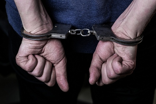 В Тюмени случайные прохожие обезвредили напавшего на студентку пьяного