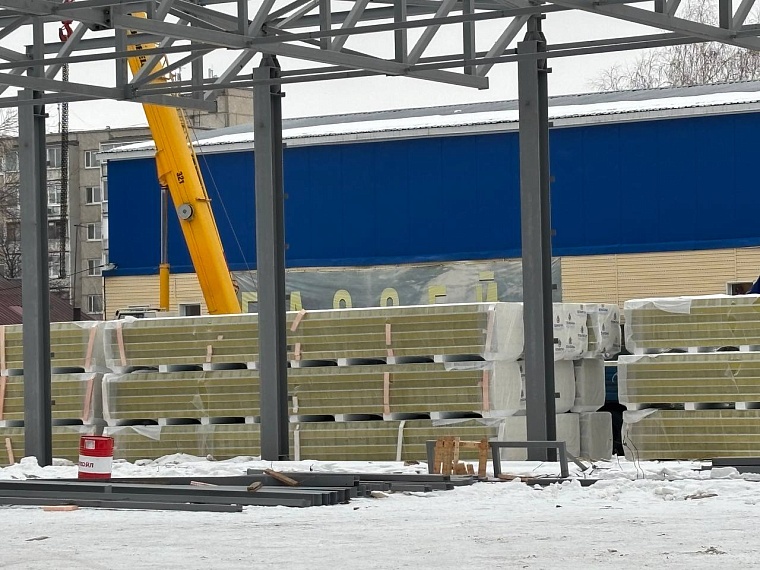 В Тюмени у будущего крытого катка на Судоремонтной начали монтировать стены