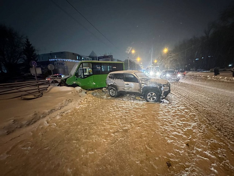 В Тюмени пьяный школьник спровоцировал ДТП с маршруткой, которая загорелась