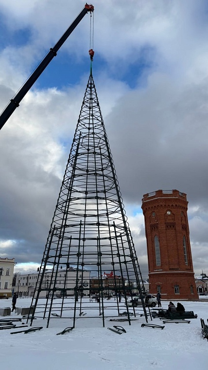 В Тобольске устанавливают главную новогоднюю елку