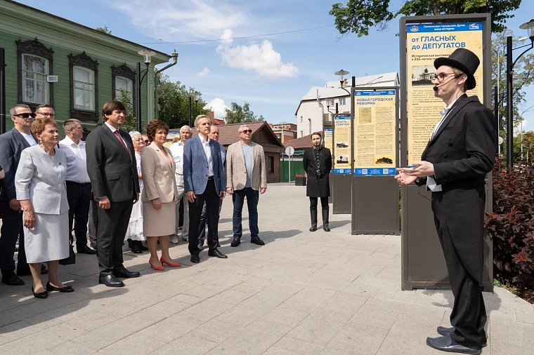 На улице Дзержинского открылась выставка к 235-летию Тюменской городской думы