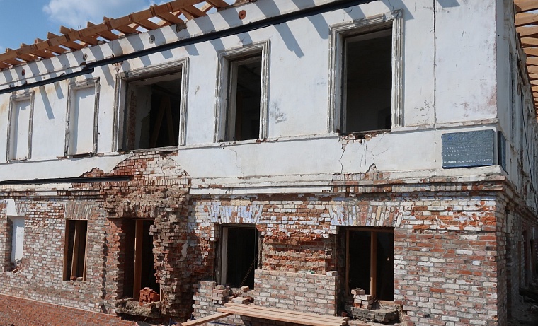 Дом Неводчикова в Тобольске завели под крышу