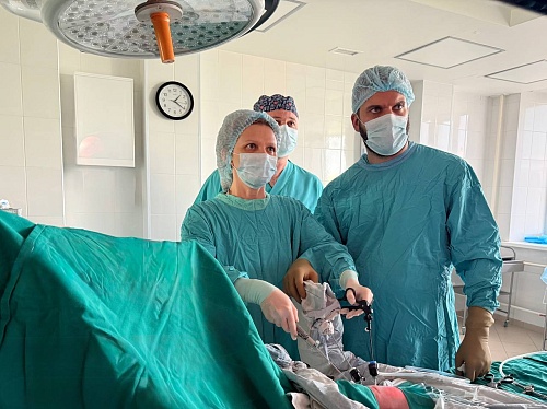 Тюменские врачи спасли жизнь малышке, родившейся со сквозным отверстием брюшной стенки