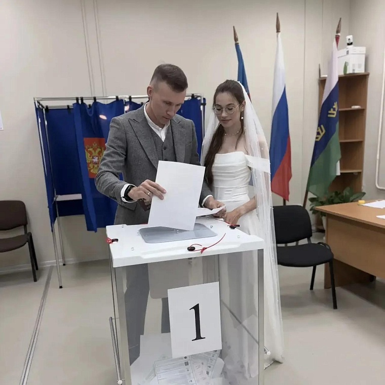В Тобольске молодожены приехали голосовать после ЗАГСа