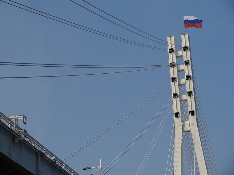 В Тюмени после шествия водрузят российской триколор на мост Влюбленных