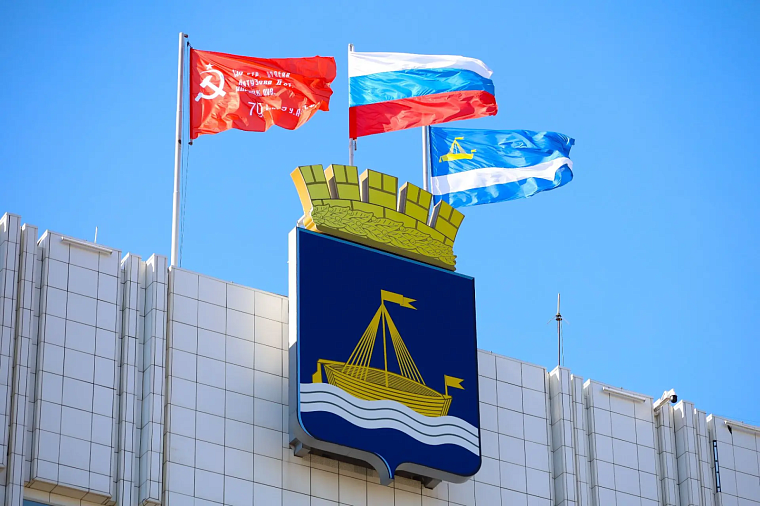 На здании администрации Тюмени появилось Знамя Победы