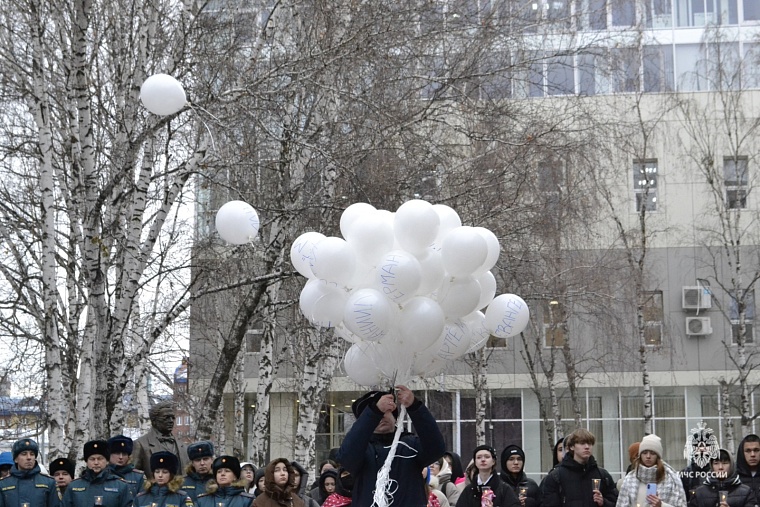 Не вернутся домой: в Тюмени прошла акция в память о погибших в ДТП