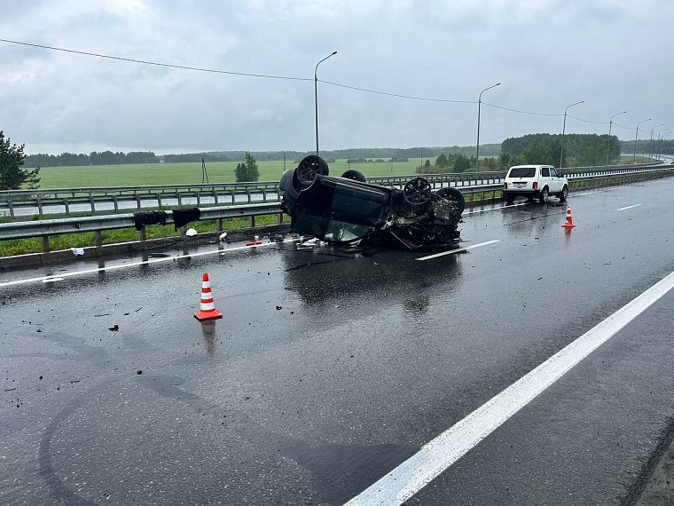 "Киа" разбилась на мокрой дороге в Ярковском районе. Один человек погиб
