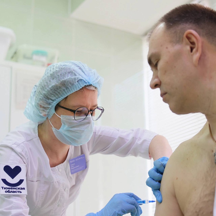 Глава Тобольска Пётр Вагин поставил прививку от клещевого энцефалита