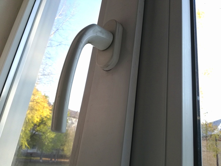 Аферисты из Новосибирска обманывали пенсионеров в Тюмени под предлогом ремонта окон