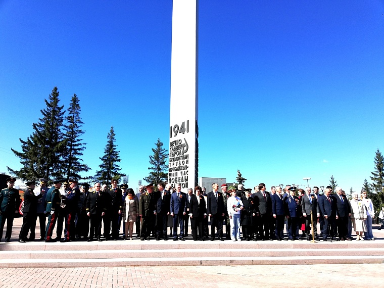 В Тюмени возложили цветы к Вечному огню