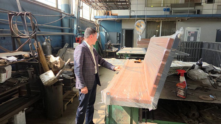 На Исторической площади в Тюмени поставят скамейки и качели