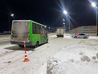 В Тюмени пьяный водитель маршрутки врезался в грузовик