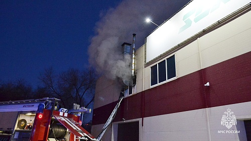 В Тюмени горело здание автосервиса